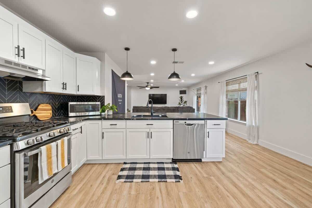 Een koelkast, een microgolfoven, een oven, een kookplaat