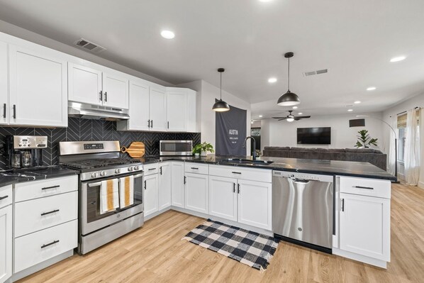 Fridge, microwave, oven, stovetop - Family Home w/ Hotub, Game Room Sleeps 10 & Pets (Cedar Park)