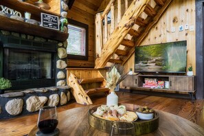 Interior - King Bed, Hot Tub, Wifi, Great Location, New Patio (Sevierville)