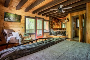 1 bedroom, iron/ironing board, travel cot, WiFi - King Bed, Hot Tub, Wifi, Great Location, New Patio (Sevierville)