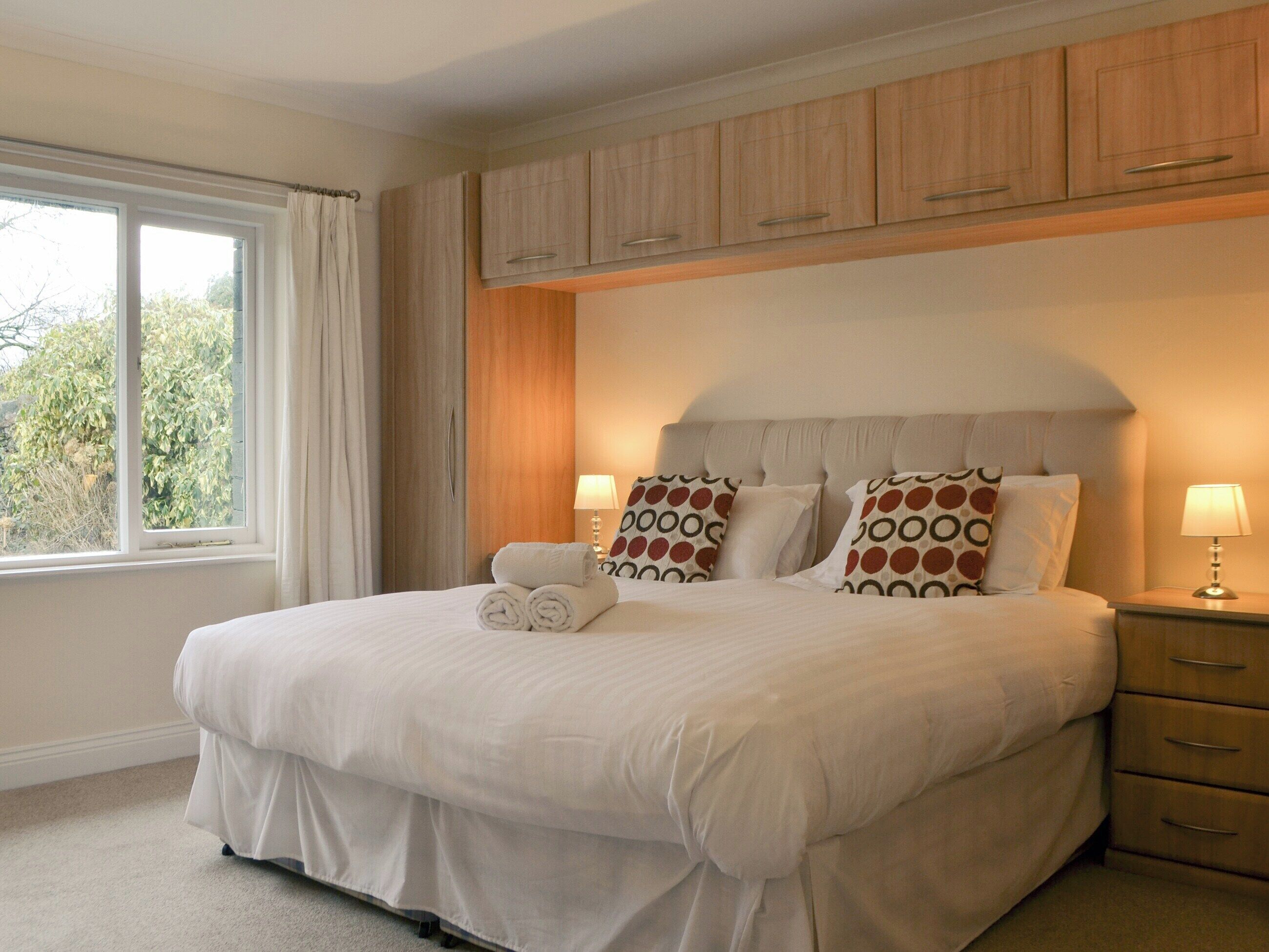 4 室のベッドルーム、WiFi (無料)、ベッドシーツ