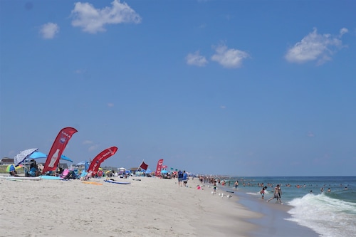 Cozy Beach Block Retreat w/ Free Parking & Balcony [1215-4]