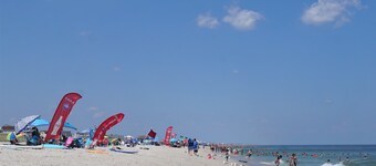 Cozy Beach Block Retreat w/ Free Parking & Balcony [1215-4]