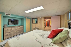 3 bedrooms, iron/ironing board, travel cot, Internet