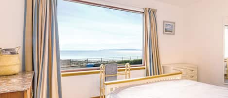 4 bedrooms, free WiFi, bed sheets