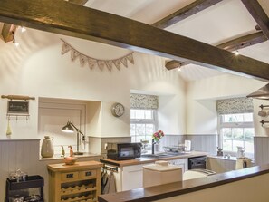 Kühlschrank, Mikrowelle, Geschirrspüler, Hochstuhl