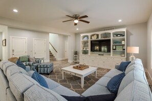 Smart-TV, Kamin, Tischtennisplatte, Bücher