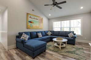 Smart TV, chimenea, tenis de mesa y libros 