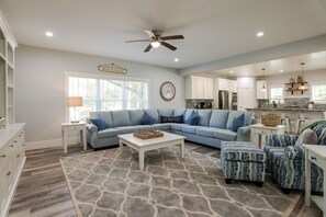 Smart TV, chimenea, tenis de mesa y libros 