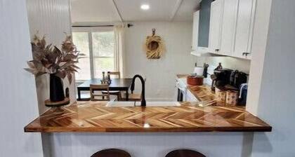 Wildlife Haven King Bed! Free snacks, near Austin!