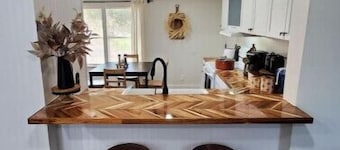 Wildlife Haven King Bed! Free snacks, near Austin!