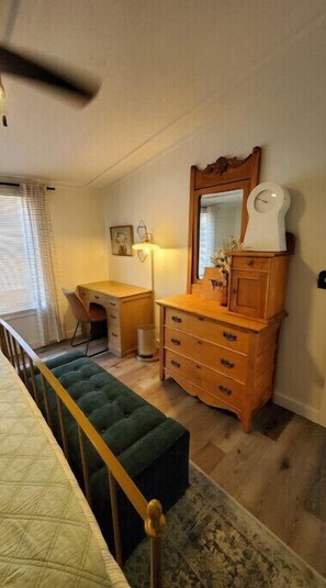 3 Schlafzimmer, Schreibtisch, Bügeleisen/Bügelbrett, Reisekinderbett