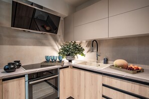 Réfrigérateur, micro-ondes, four, plaque de cuisson