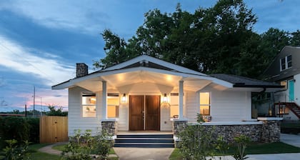 5 Bedroom Modern Farmhouse mins from Downtown