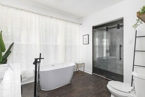Ensemble douche/baignoire, serviettes fournies, savon, shampoing