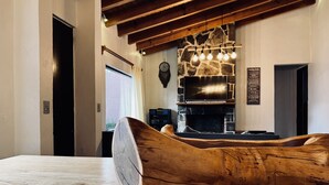 Cottage | Living area | Flat-screen TV, Netflix, streaming services - Casa Lunah Avandaro (Valle de Bravo)