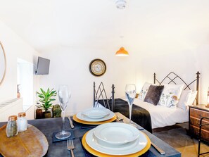 Dining - 1 bedroom accommodation in Cheddar (Cheddar)