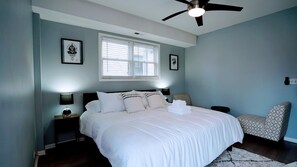 3 chambres, bureau, fer et planche à repasser, lit parapluie