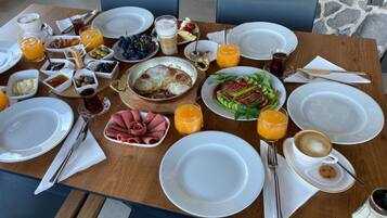 Petit déjeuner composé de spécialités régionales (8 EUR par personne)
