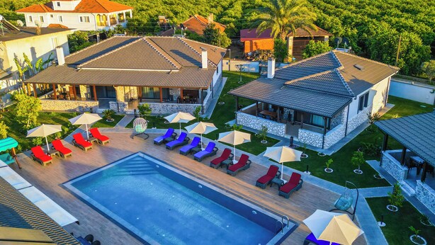 Un resort con piscina, tumbonas y vistas del paisaje circundante.