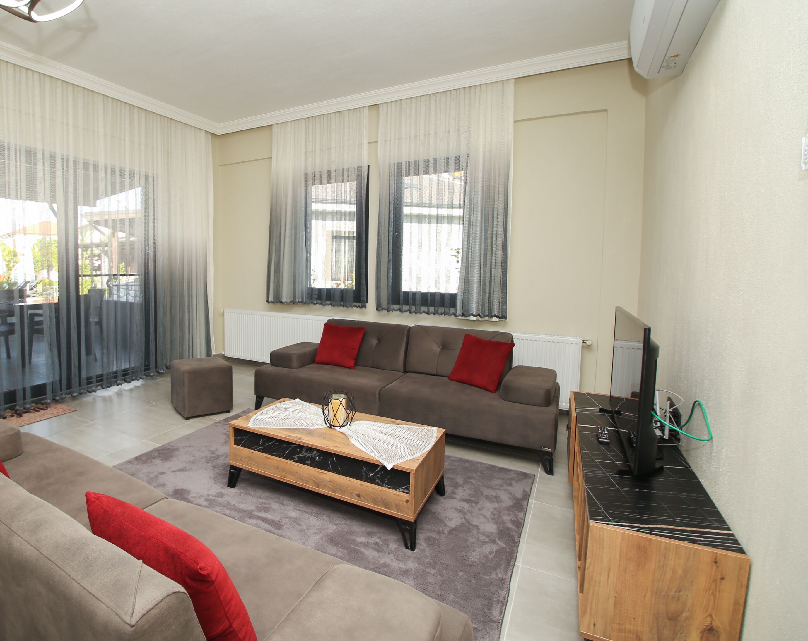 デラックス ヴィラ | リビング エリア | 40 インチの薄型テレビ (衛星放送視聴可)、テレビ、Netflix