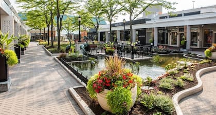 Free Parking, Balcony near Universities, NAPA, Ravinia and train to Chicago