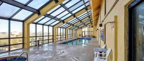 Een binnenzwembad, een buitenzwembad