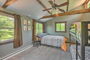 3 bedrooms, travel cot, Internet, bed sheets