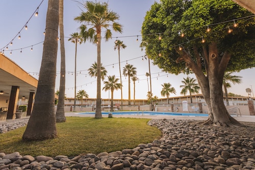 El Camino Hotel & Suites