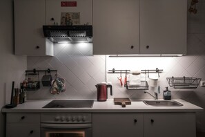 冰箱、微波炉、烤箱、炉灶