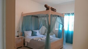 3 quartos, escrivaninha, ferros/tábuas de passar roupa, berço de viagem
