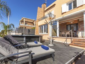 Terrace/patio - Wonderful  villa for 8 people with WIFI, private pool, A/C, TV, patio and pets allowed (Torredembarra)