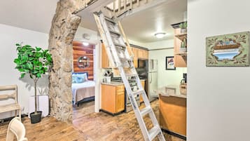2 bedrooms, desk, iron/ironing board, free internet