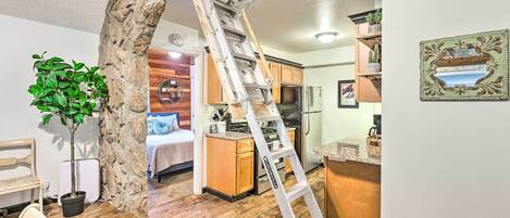 2 bedrooms, desk, iron/ironing board, free Internet