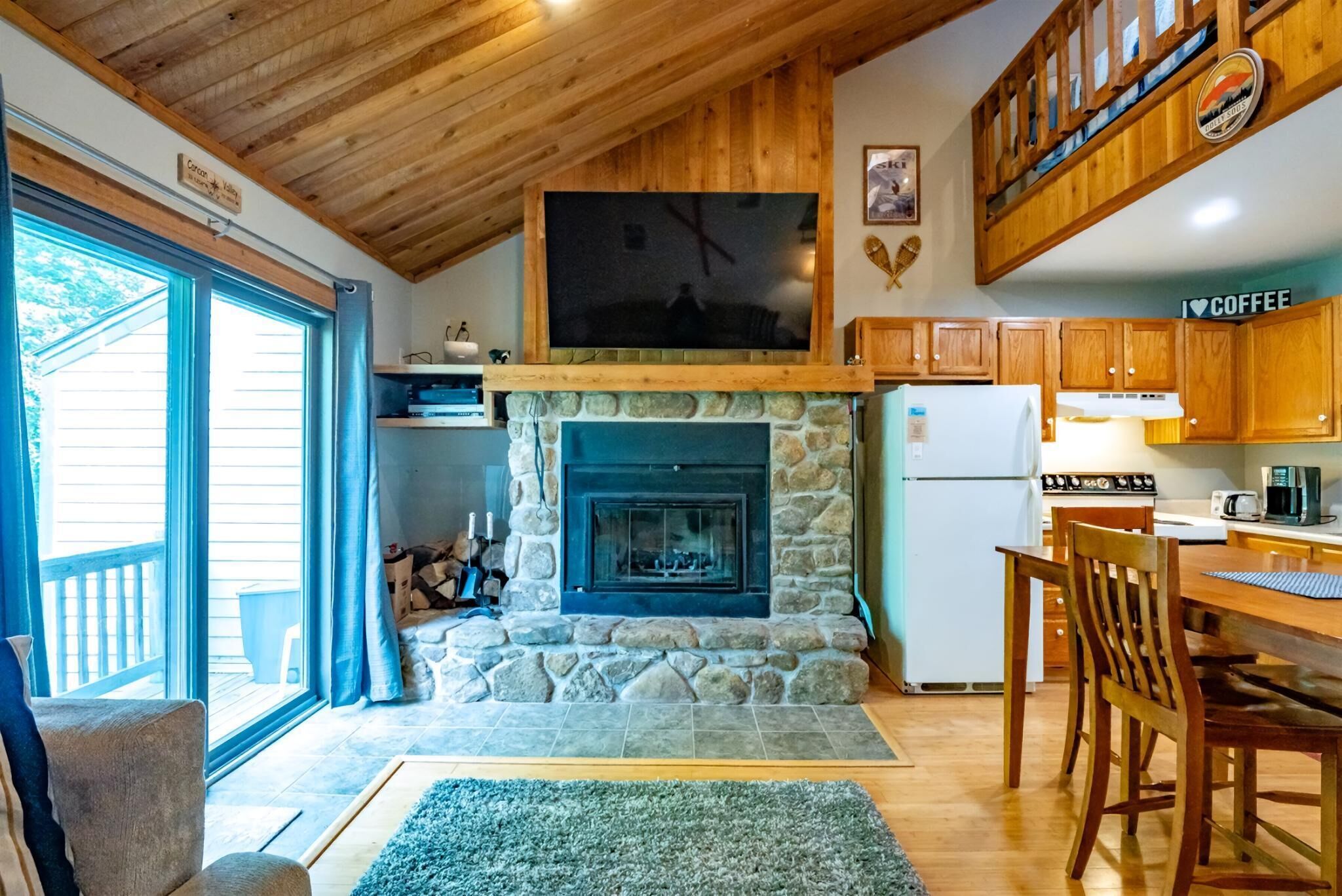 Een koelkast, een oven, een kookplaat, een vaatwasser