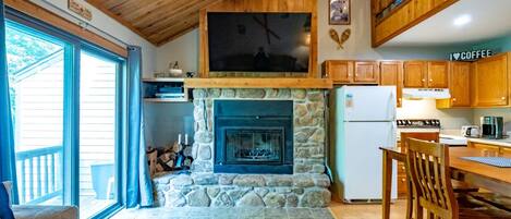 Een koelkast, een oven, een kookplaat, een vaatwasser