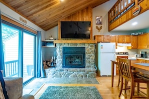 Fridge, microwave, oven, stovetop - Northwoods F3 - Chill`inn Slopeside (Davis)
