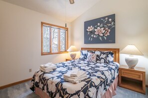 Free WiFi, bed sheets - Deerfield Village 099 (Davis)