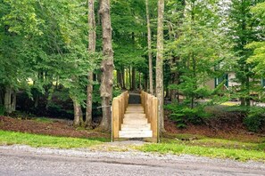 Puinen portaikko johtaa metsäiselle alueelle, ja taustalla näkyy rakennus.
