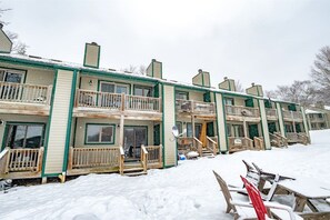 Un hotel de varios pisos con balcones y un área exterior techada.