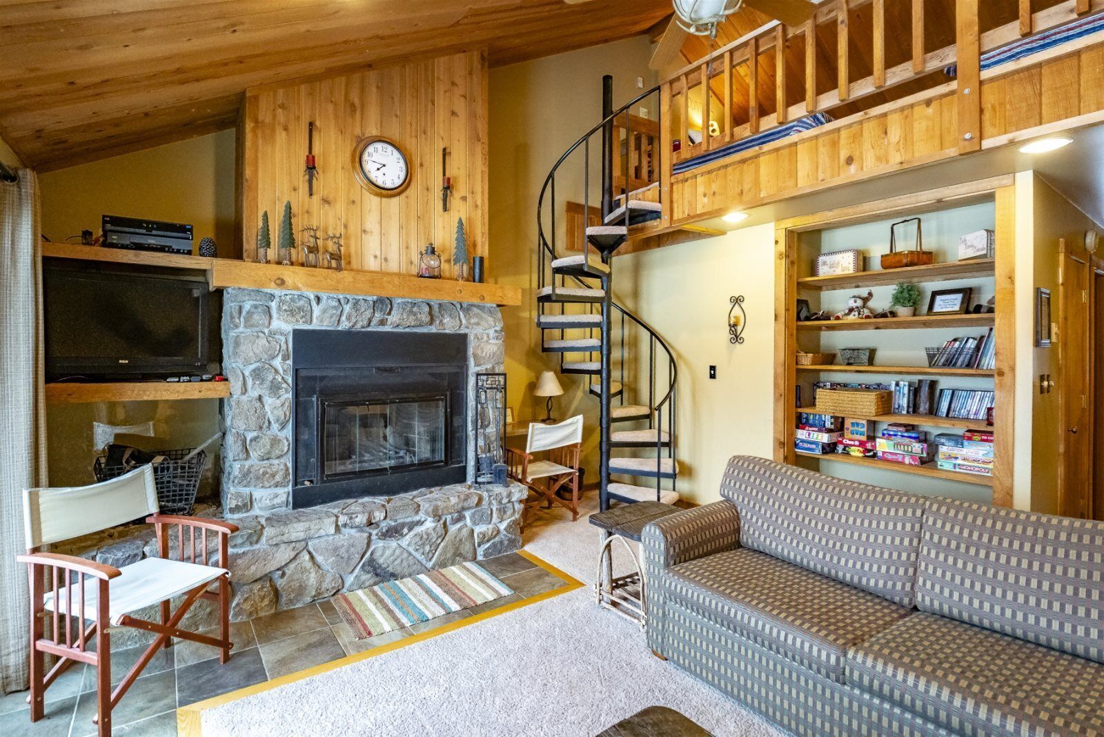 TV, caminetto, lettore DVD