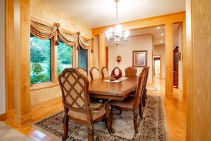 Dining - Deer Walk - 358 Lakeview Road (Davis)