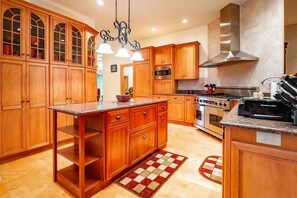 Réfrigérateur, four, plaque de cuisson, lave-vaisselle