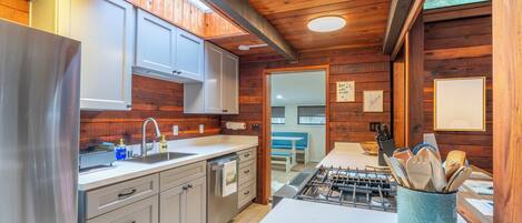 Geladeira, micro-ondas, cooktop, lava-louças