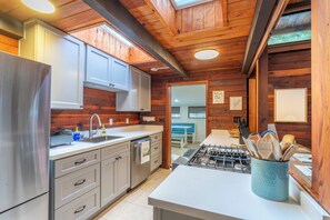 Kjøleskap, mikrobølgeovn, kokeplater og oppvaskmaskin