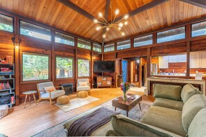 TV, fotballspill, bordtennis og bøker