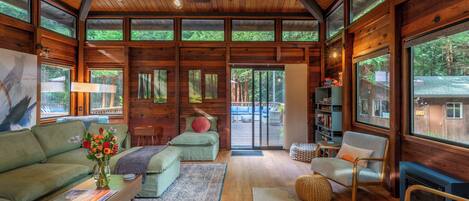 Télévision, baby-foot, table de tennis de table, livres