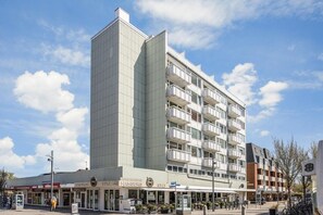 Exterior - Penthouse - Modern apartment with sea view, balcony, parking space, WLAN. Pets (Sylt)