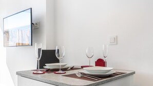 A dining table with four wine glasses, plates, and cutlery, set on a white table with a grey marble top. - Penthouse - Modern apartment with sea view, balcony, parking space, WLAN. Pets (Sylt)