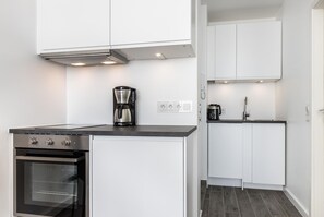 Fridge, oven, stovetop, dishwasher - Penthouse - Modern apartment with sea view, balcony, parking space, WLAN. Pets (Sylt)